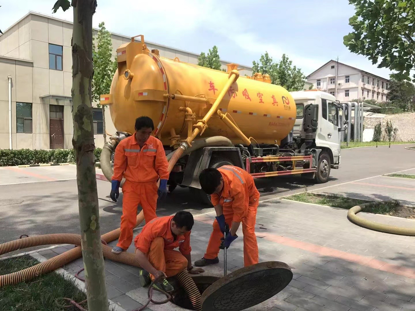 湘乡管道疏通车停在窨井附近