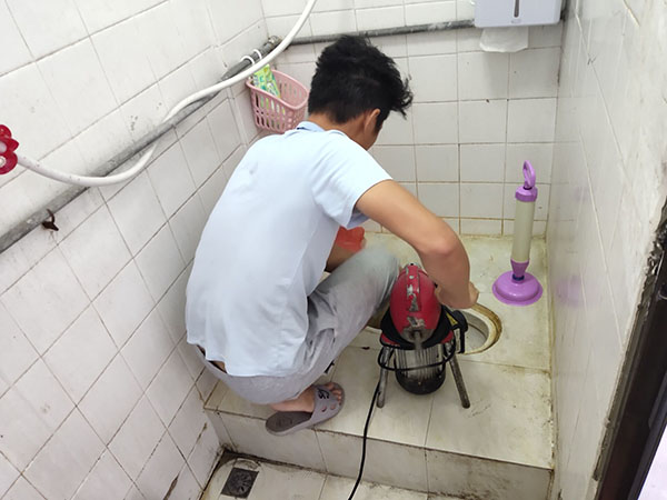 湘乡管道堵塞冒臭气 专业师傅现场解决问题